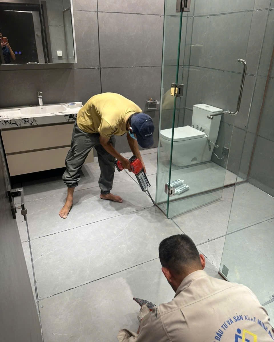 chong tham nha ve sinh bang keo epoxy