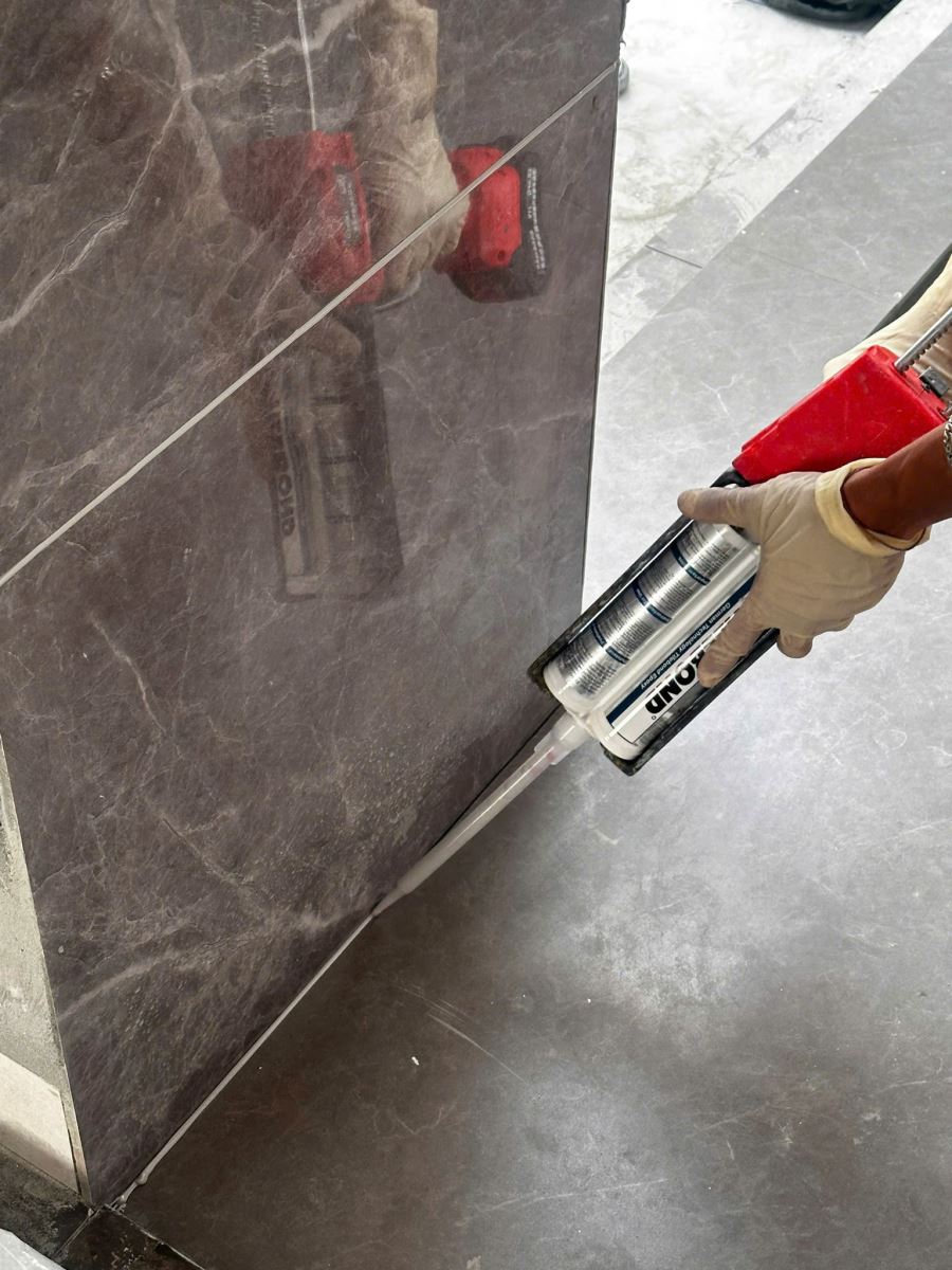 bơm keo chít mạch