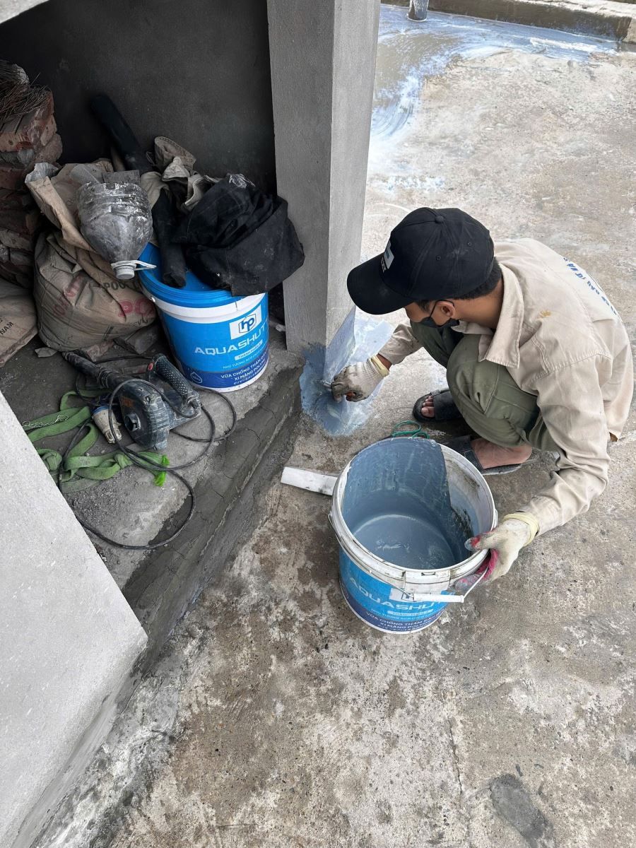 chống thấm góc chân tường