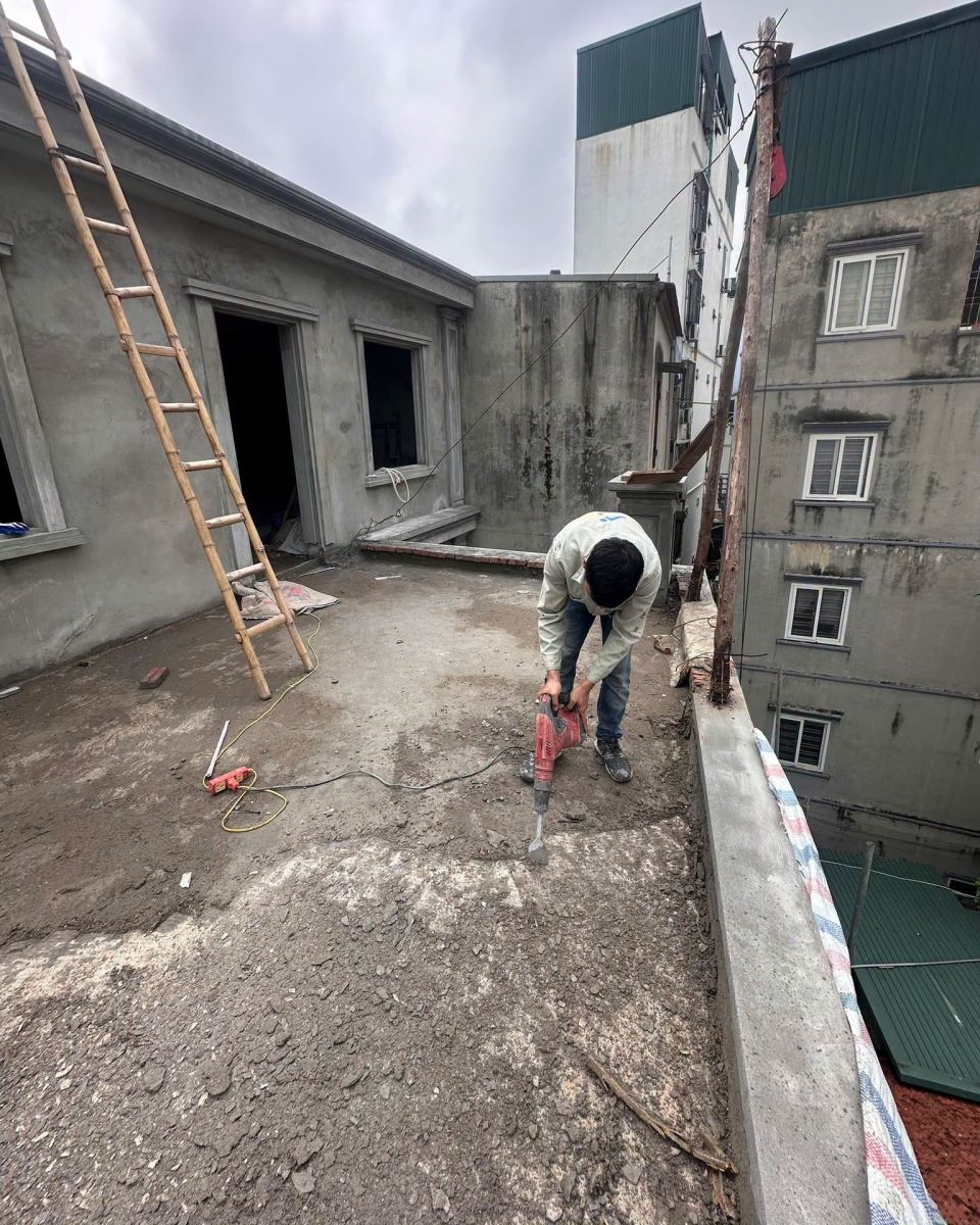 xử lý bề mặt sàn mái trước khi thi công chống thấm
