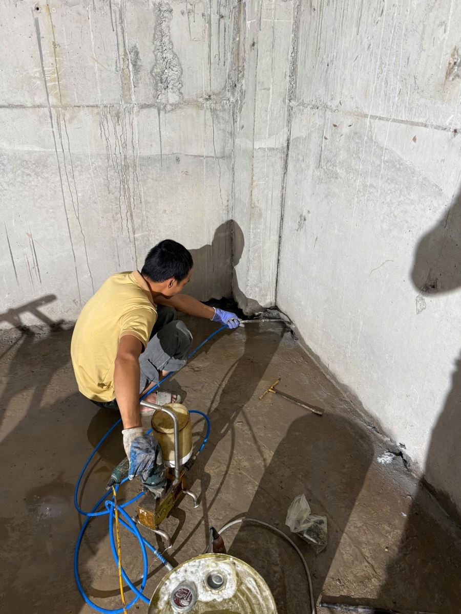 Bơm keo chống thấm PU Foam