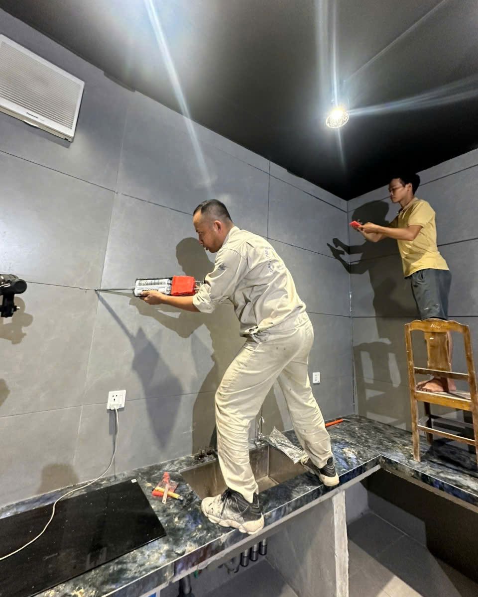 Thi công keo chít mạch 2 thành phần Tebond Epoxy TB17 Xám khói cho khu bếp