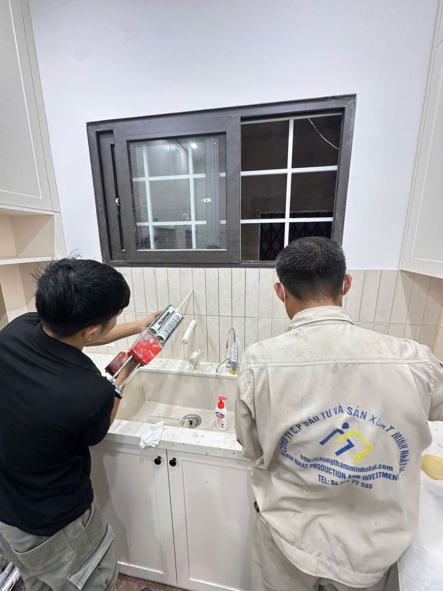 thi-cong-keo-chit-mach-tebond-epoxy-tb05