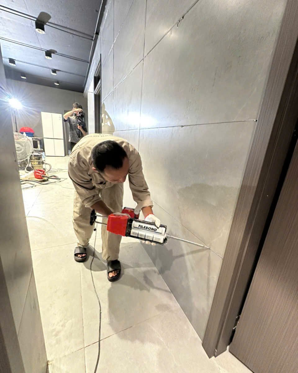 Thi công keo chít mạch epoxy Tebond cho đường ron gạch bếp