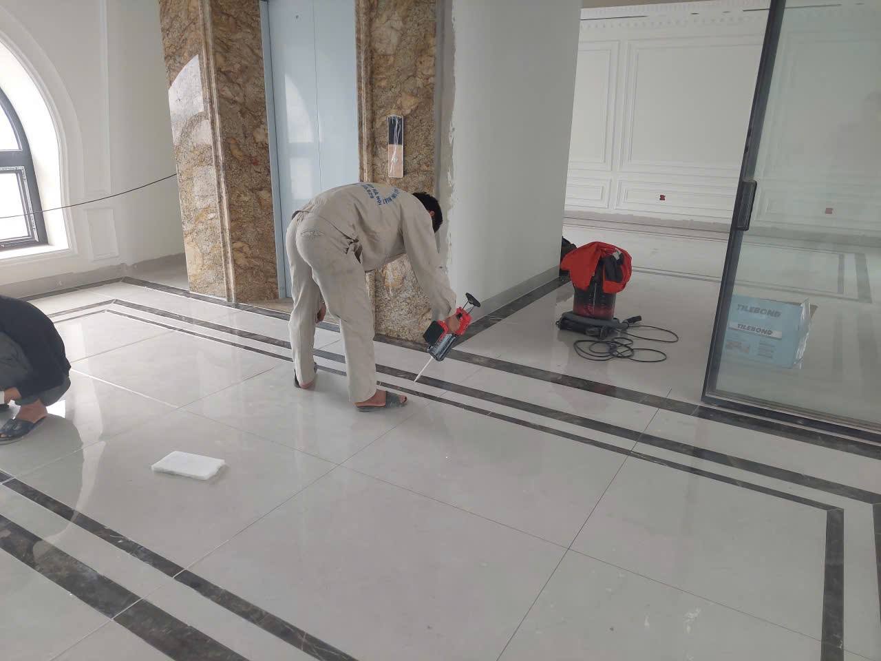 bơm keo chít mạch