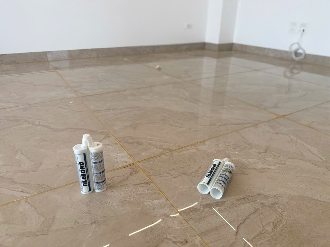 Thi công keo chít mạch